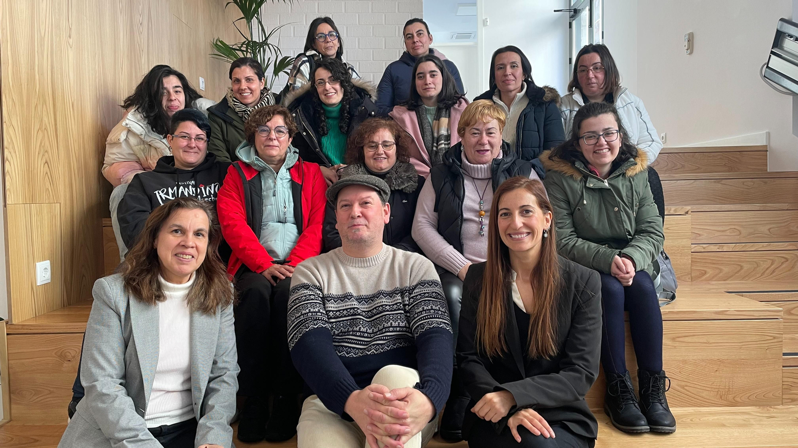 Mila Ferreiro, administradora; Henrique García, docente; Aldara Conde, trabajadora junto a varias alumnas. (P.P.)