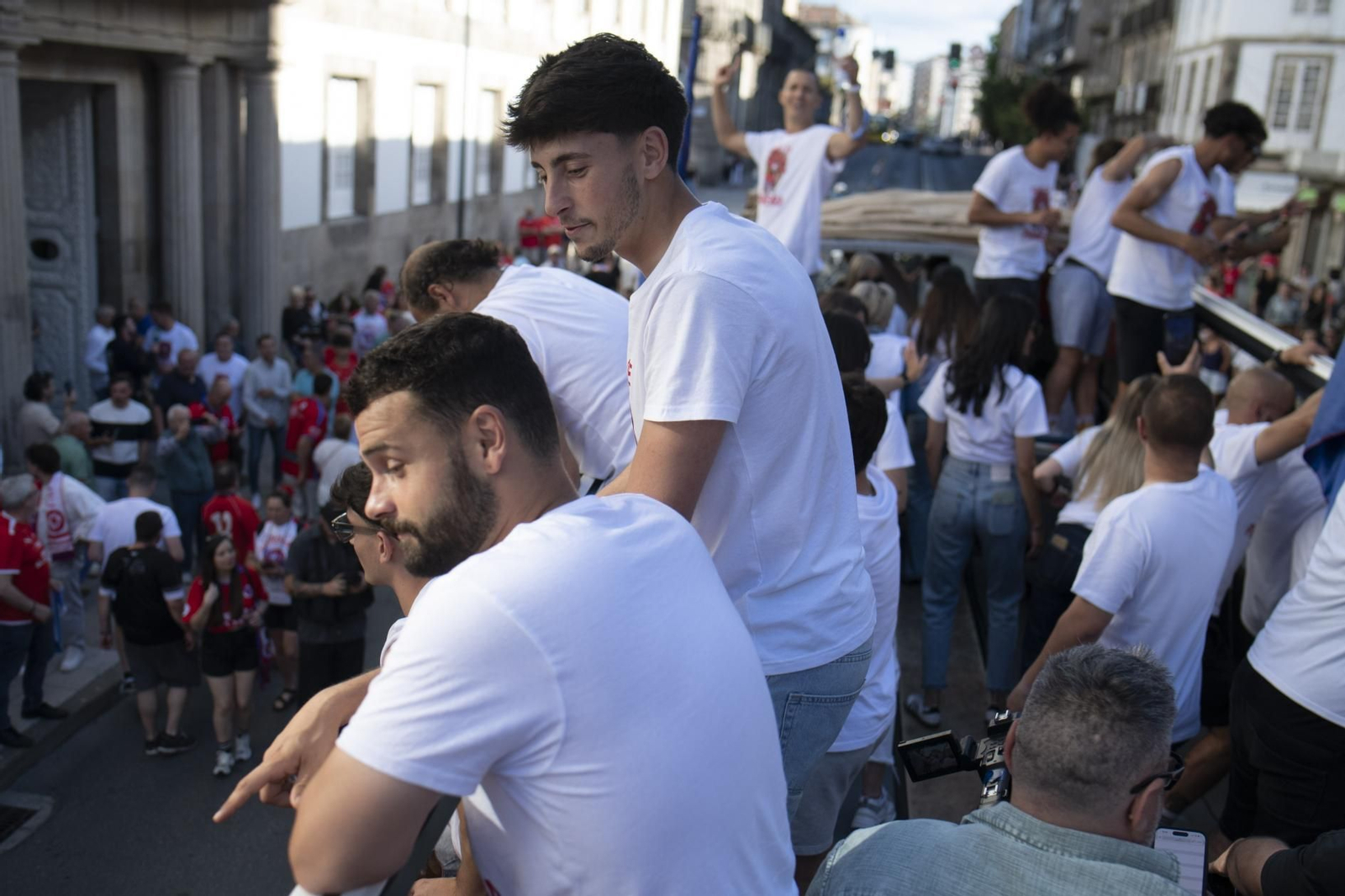 Galería | La aplaudida acogida de los unionistas a la UD Ourense contrasta con la pitada a Jácome en la Plaza Mayor, en fotos