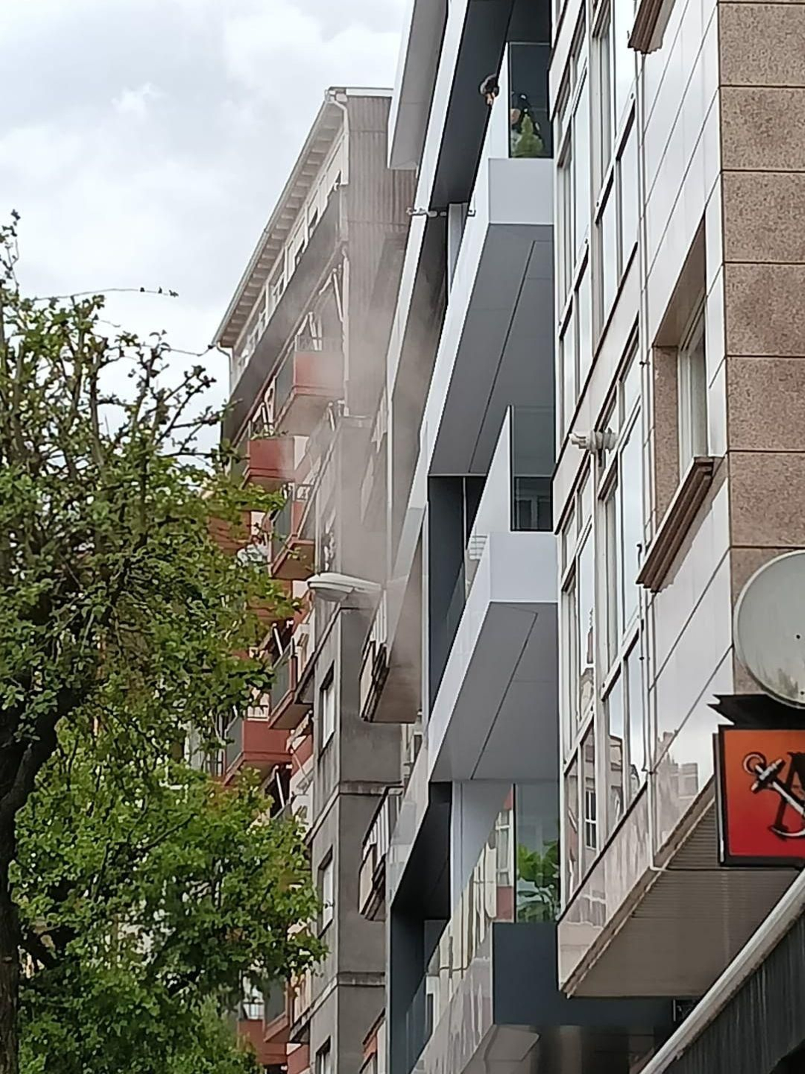 El humo que afectó a una de las viviendas de Avenida Santiago.