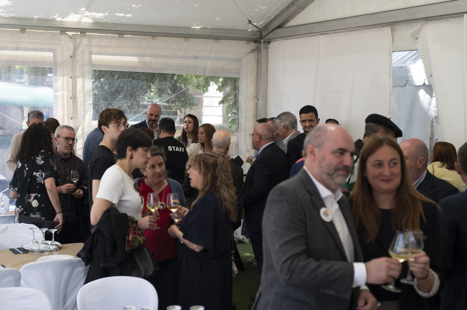 Ambiente festivo, brindis y degustaciones en el recinto de la Alameda de Ribadavia durante la celebración de la 63ª Feira do Viño do Ribeiro