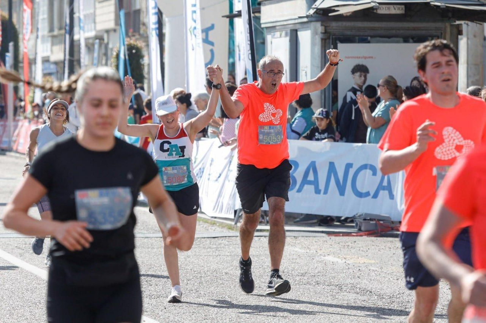 Llegada a la meta de los participantes en la Vig-Bay 2024.