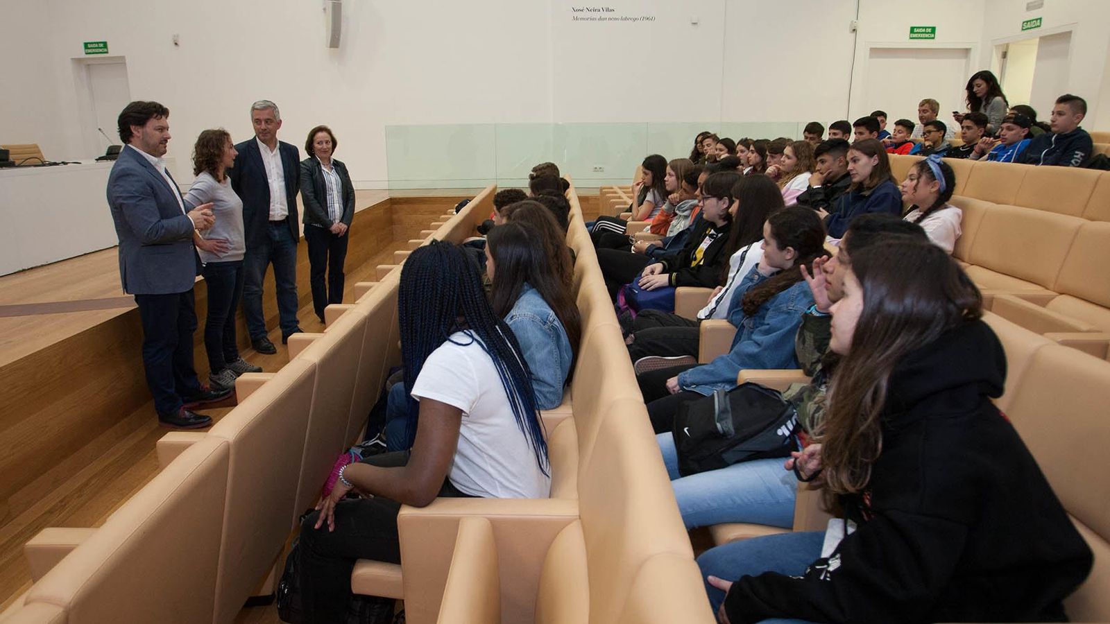 Os secretarios xerais de Política Lingüística e da Emigración, Valentín García Gómez e Antonio Rodríguez Miranda, respectivamente, reciben o alumnado de galego do IE Cañada Blanch de Londres, de visita de estudos en Galicia. No auditorio Xosé Neira Vilas da Cidade da Cultura 