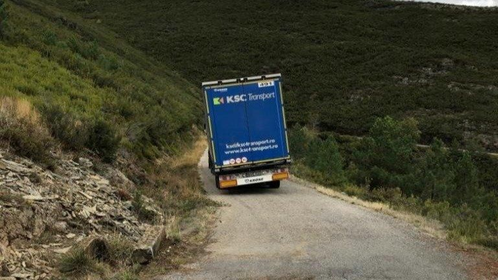 El vehículo bloqueó el vial que da servicio a las obras del AVE pero por el que no transitan vehículos.