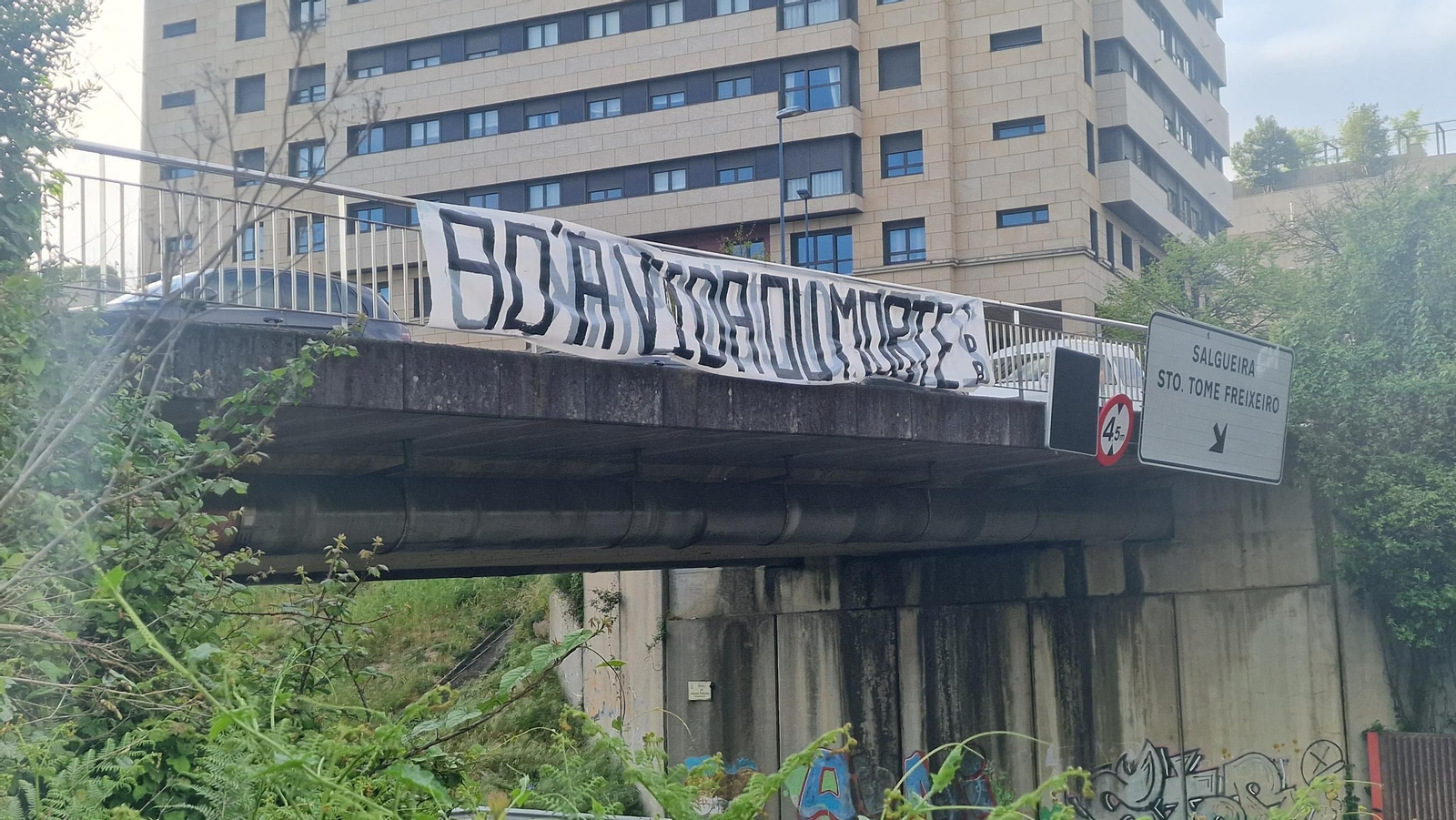 La peña “Tropas de Breogán” colgó varias pancartas en la ciudad para arengar al celtismo y al equipo.