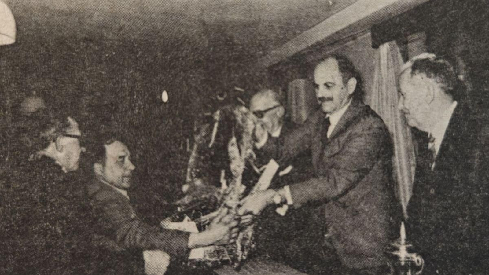 Entrega de la cesta a uno de los premiados.