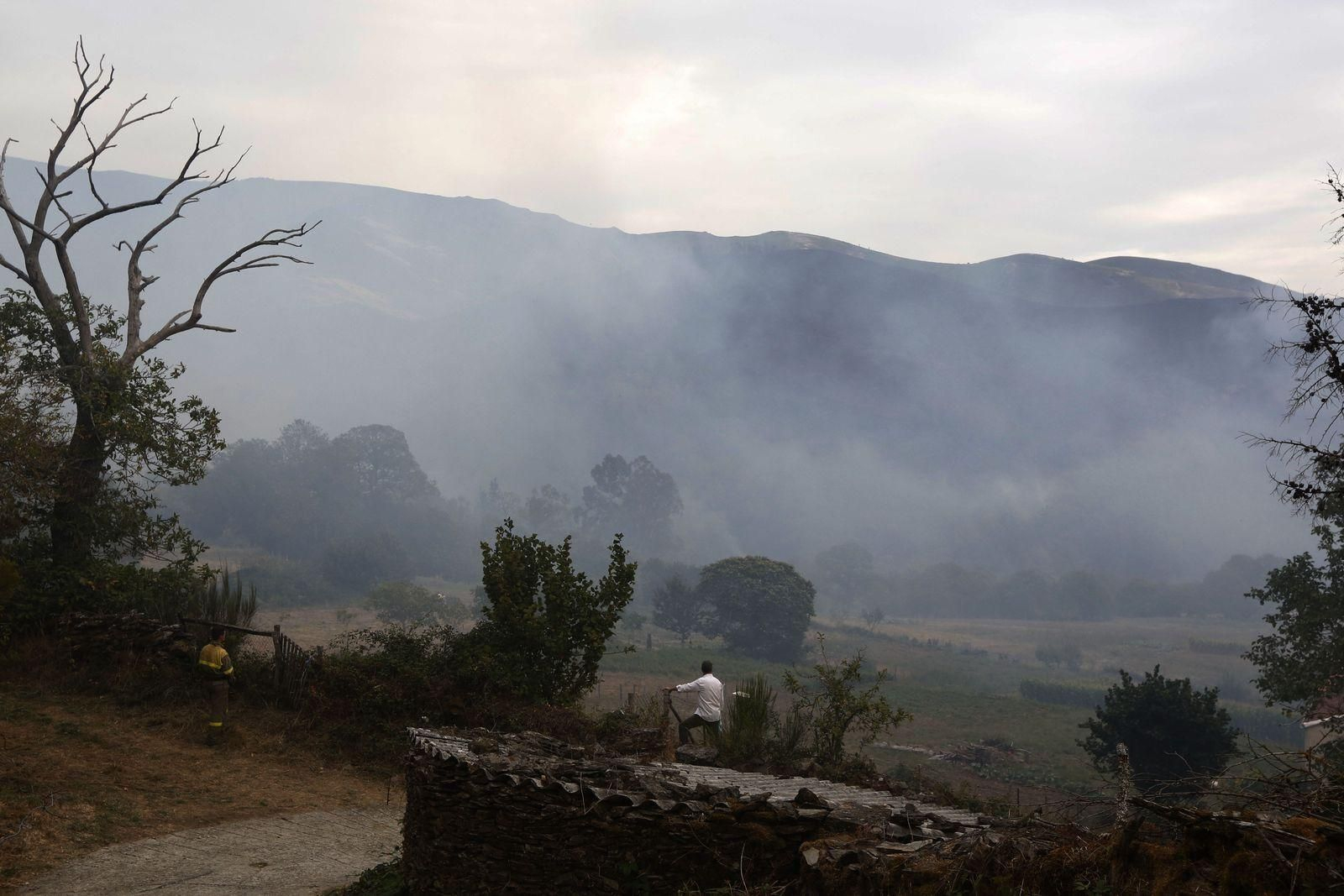 Incendio en Rebordechao, Vilar de Barrio. (Foto: Xesús Fariñas)