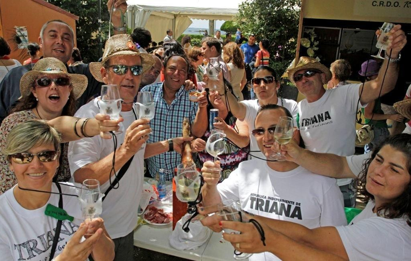 Decenas de personas disfrutan de una de las degustaciones de la Fiesta del Albariño de Cambados en una de las pasadas ediciones.