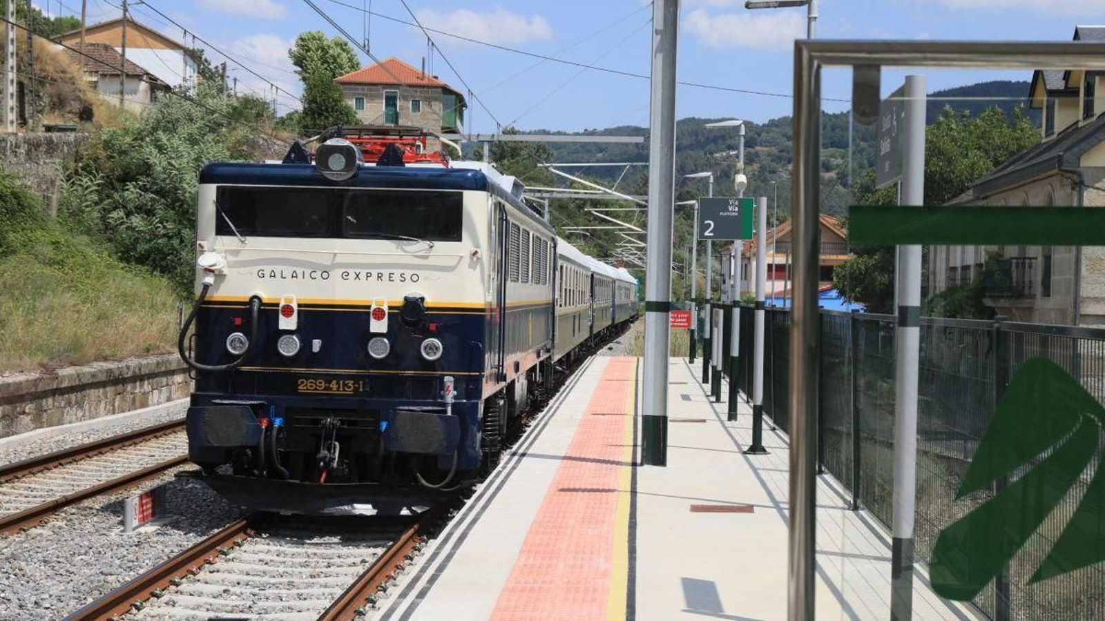 El tren turístico Galaico Expreso a su paso por Barra de Miño.