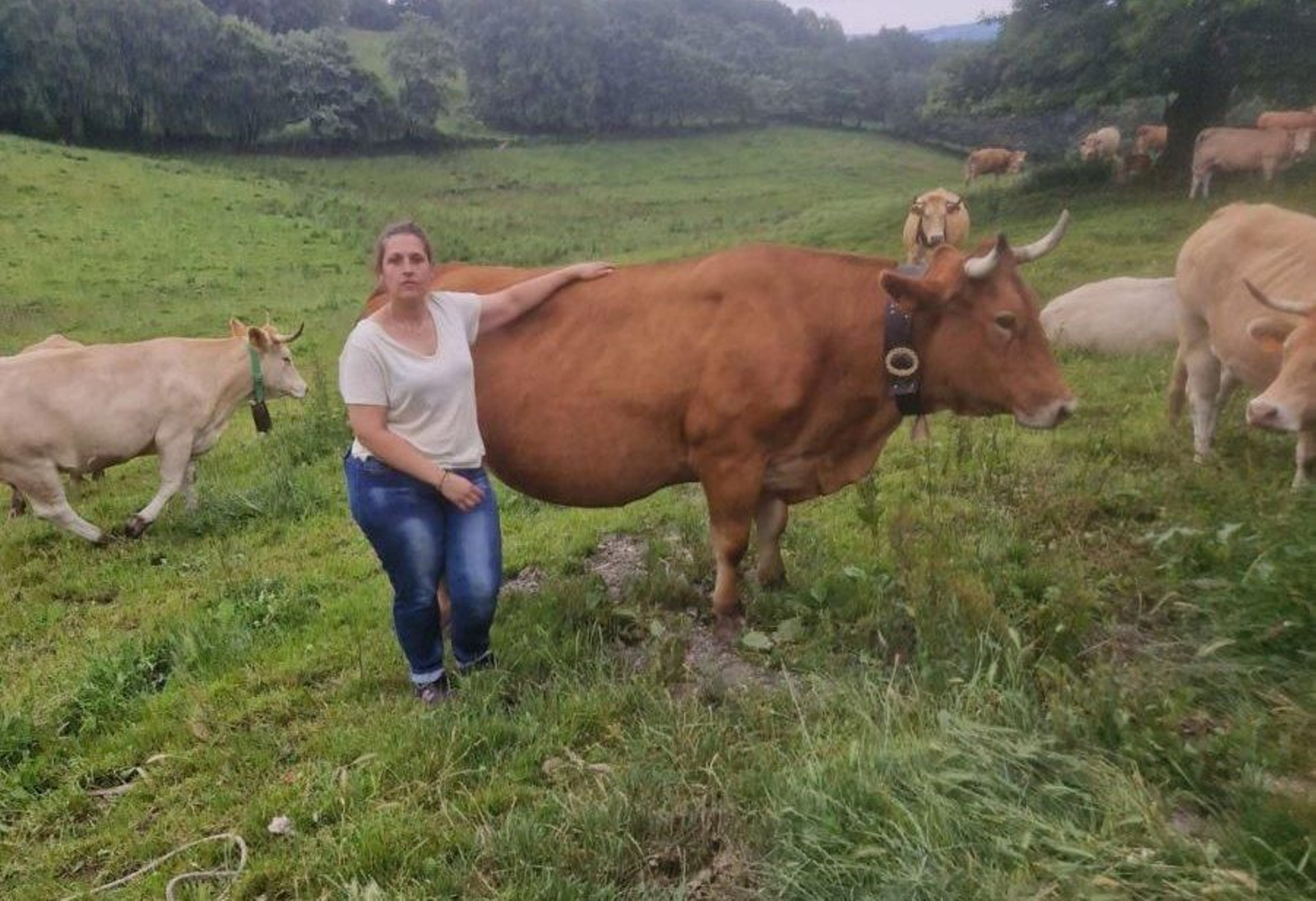 Gallarda con su orgullosa propietaria, Iria Pérez.