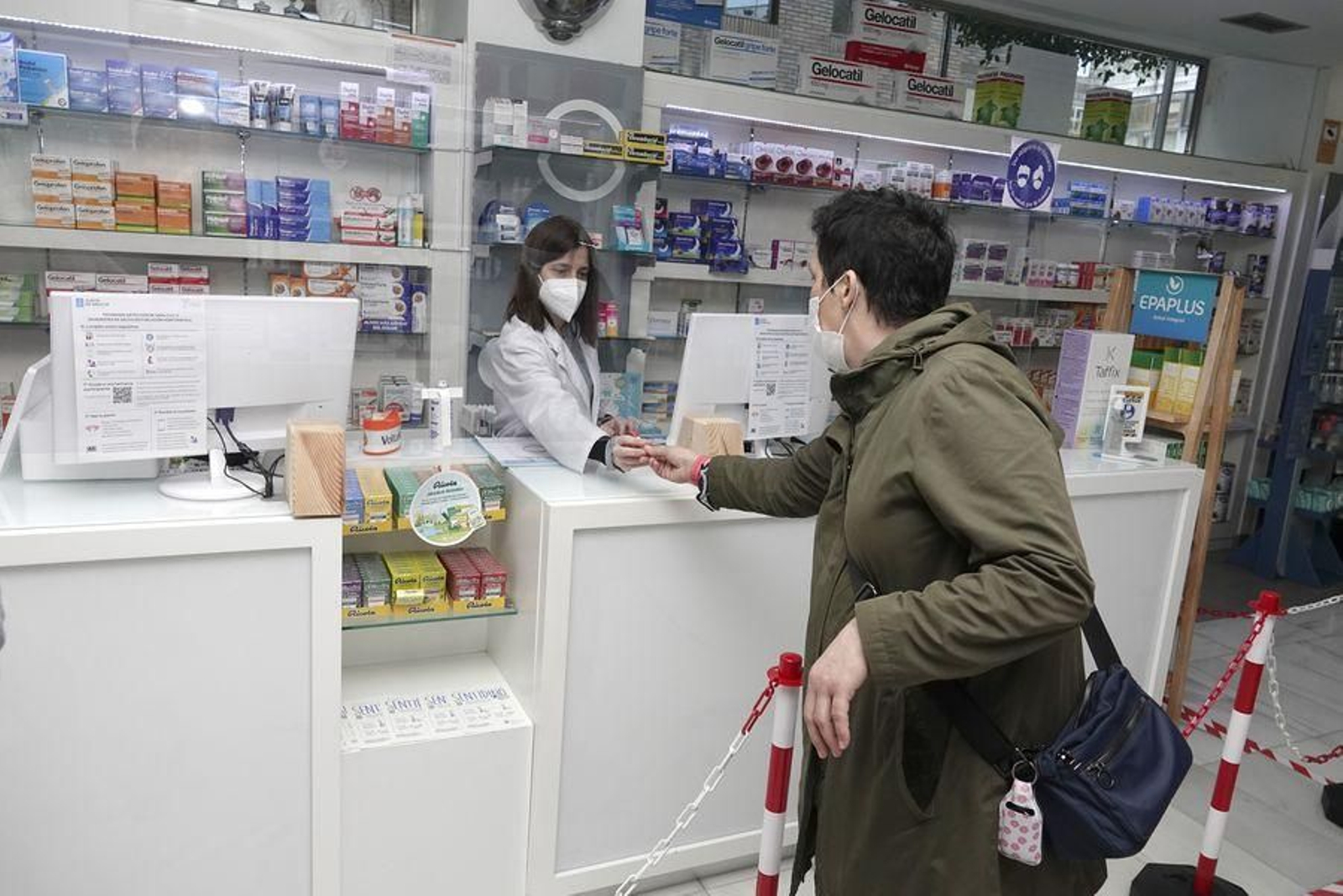 El momento de la recogida de una de las muestras en una farmacia de la ciudad.