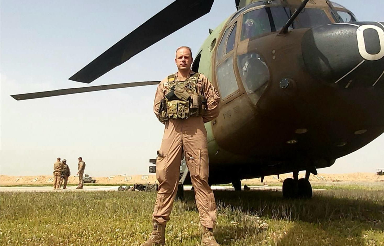 Rubén Iglesias, en la base iraquí de Besmayah (Iraq), junto al Chinook que pilota.