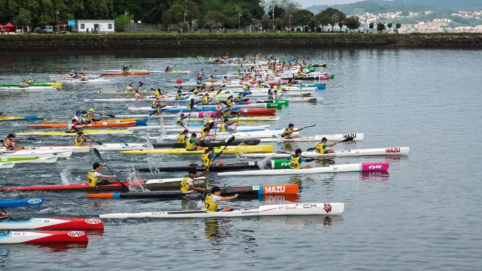 El kayak de mar se concentra hoy y mañana en Vilaboa.