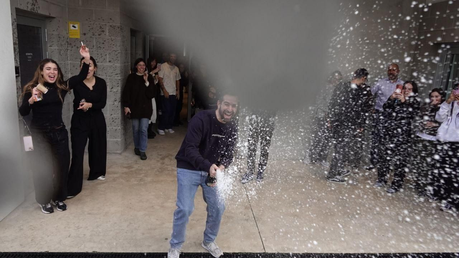 Galería | Los trabajadores de Bimba y Lola celebran el segundo premio de la Lotería de Navidad