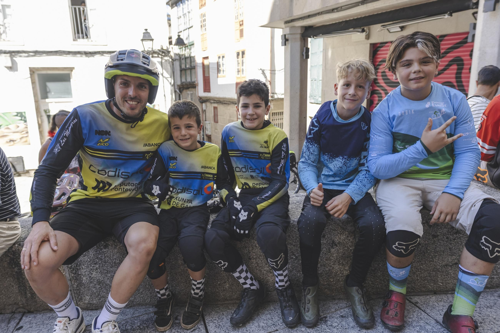 Los bikers, cuesta abajo, pero con frenos por el Casco Vello de Ourense