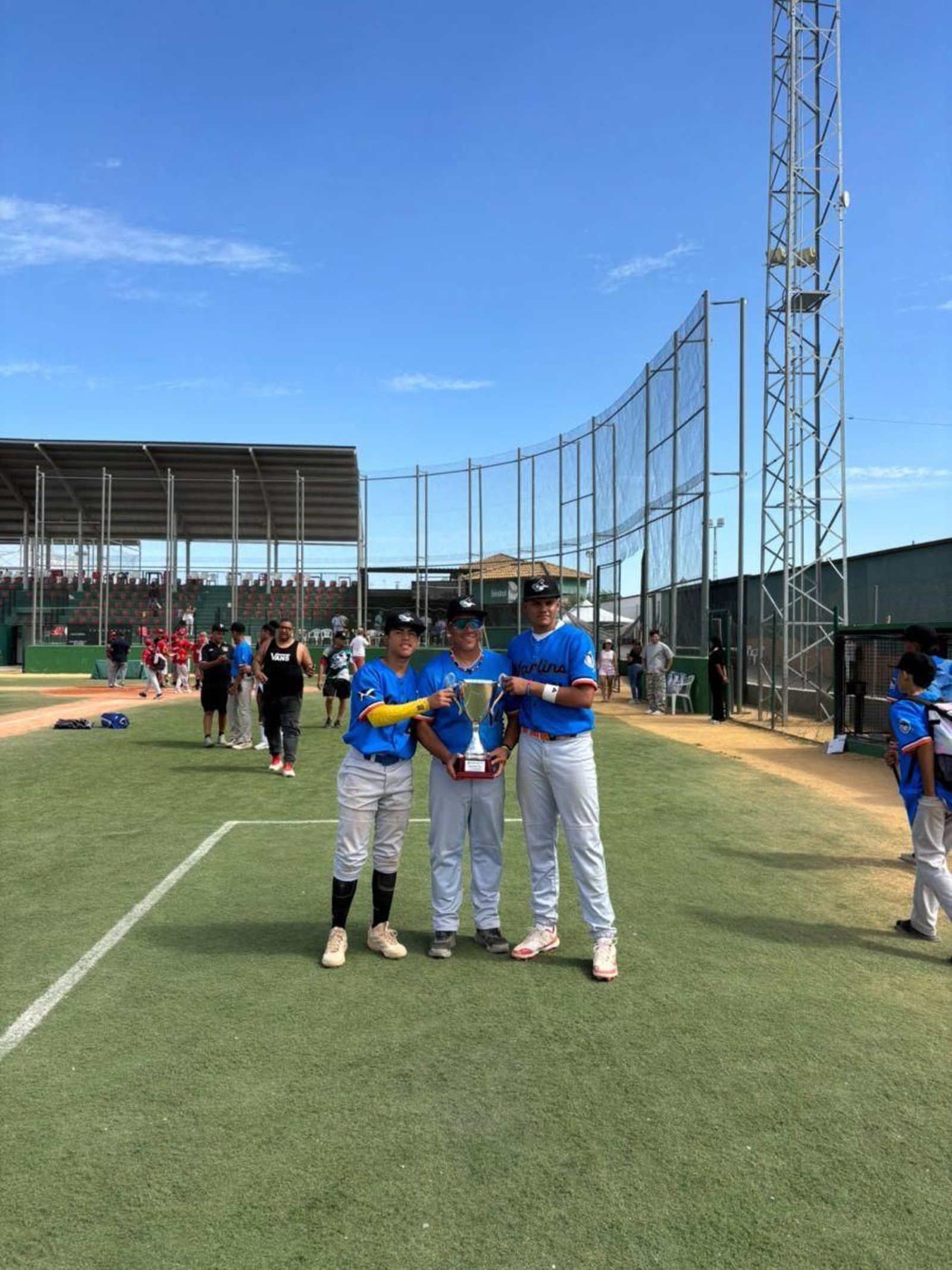 El tridente vigués con la copa.
