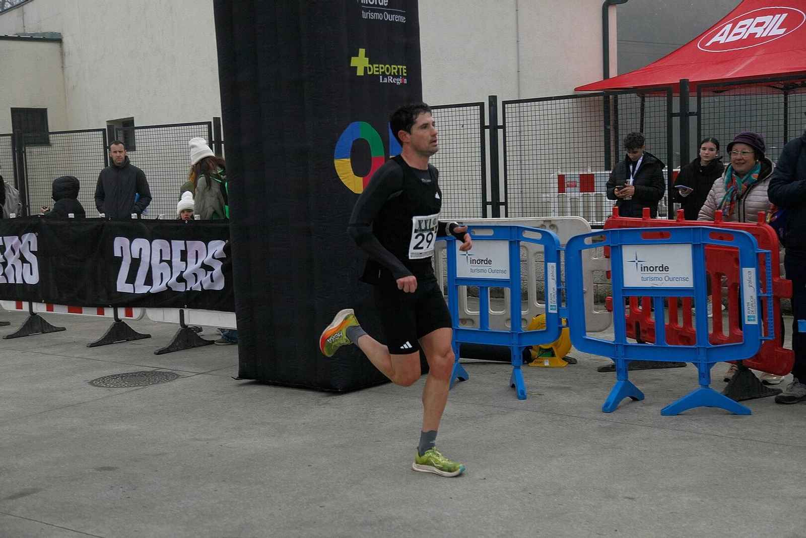 Corredor avanzando sin vacilar.