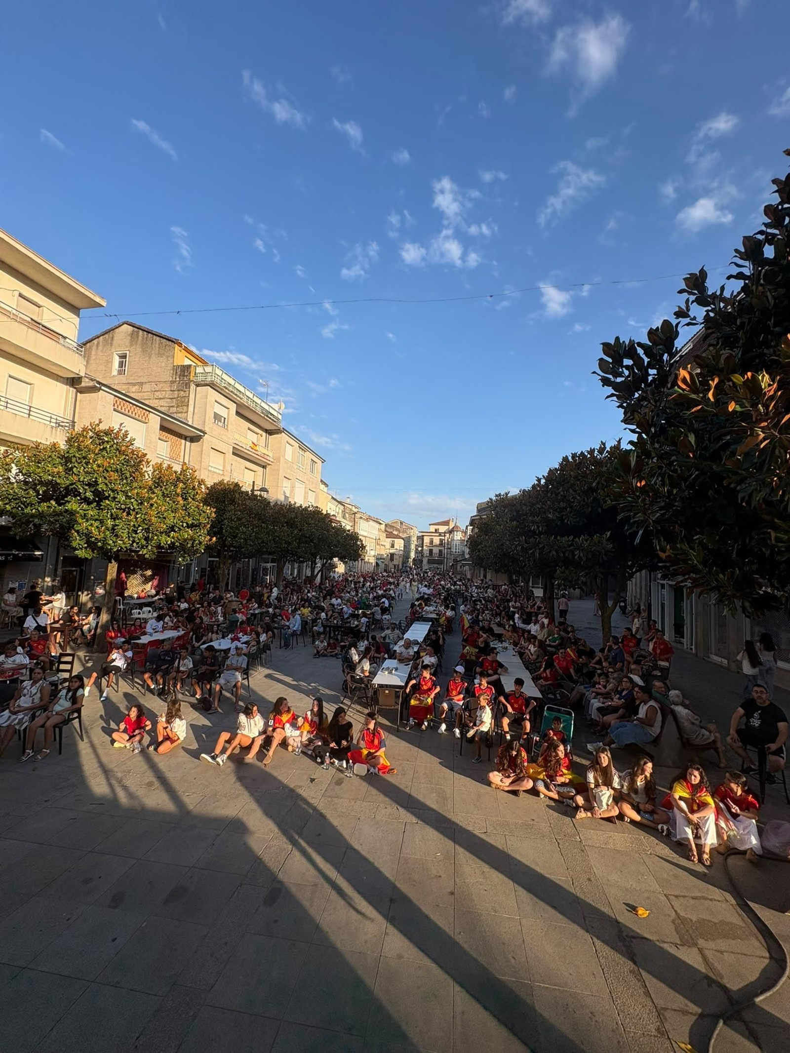 Galería | La ilusión por España llena las calles de Ourense en la semifinal, en fotos