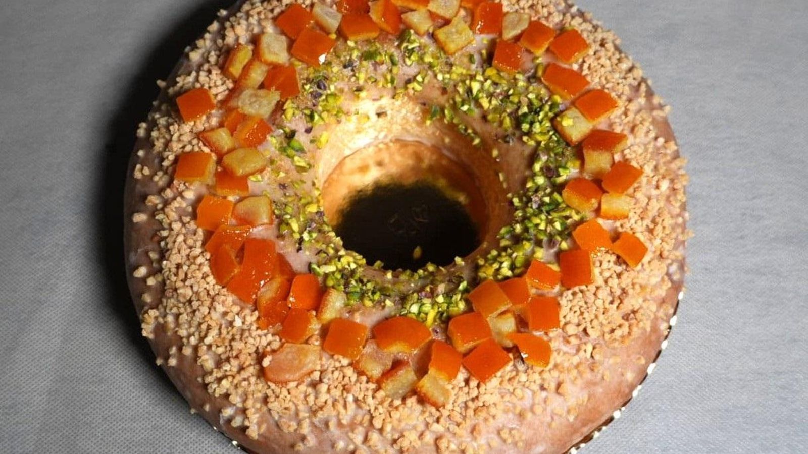 Esta forma sin principio ni fin refuerza el mensaje de continuidad y celebración colectiva asociado a la Epifanía.