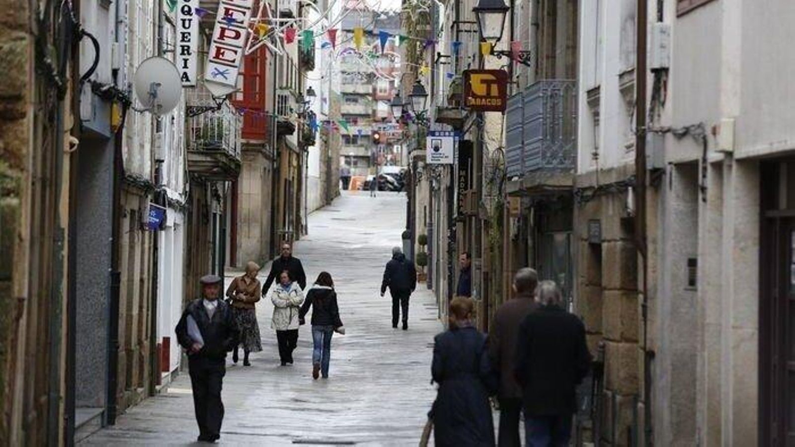 Vista de la calle Colón, donde aún quedan algunos comercios históricos.