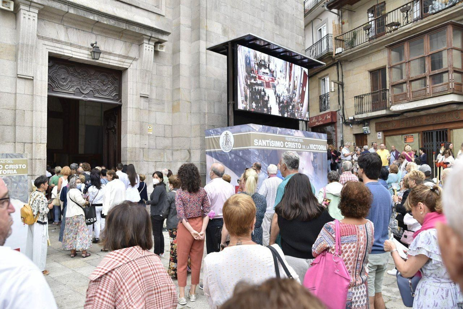 Fieles, a las puertas de la Concatedral de Vigo, este domingo. // Juancho Everman