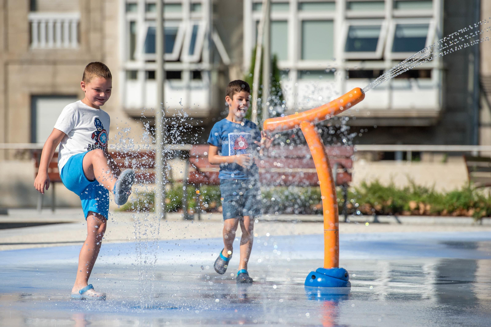 Dos niños disfrutan de la zona de agua de la nueva Alameda do Cruceiro.