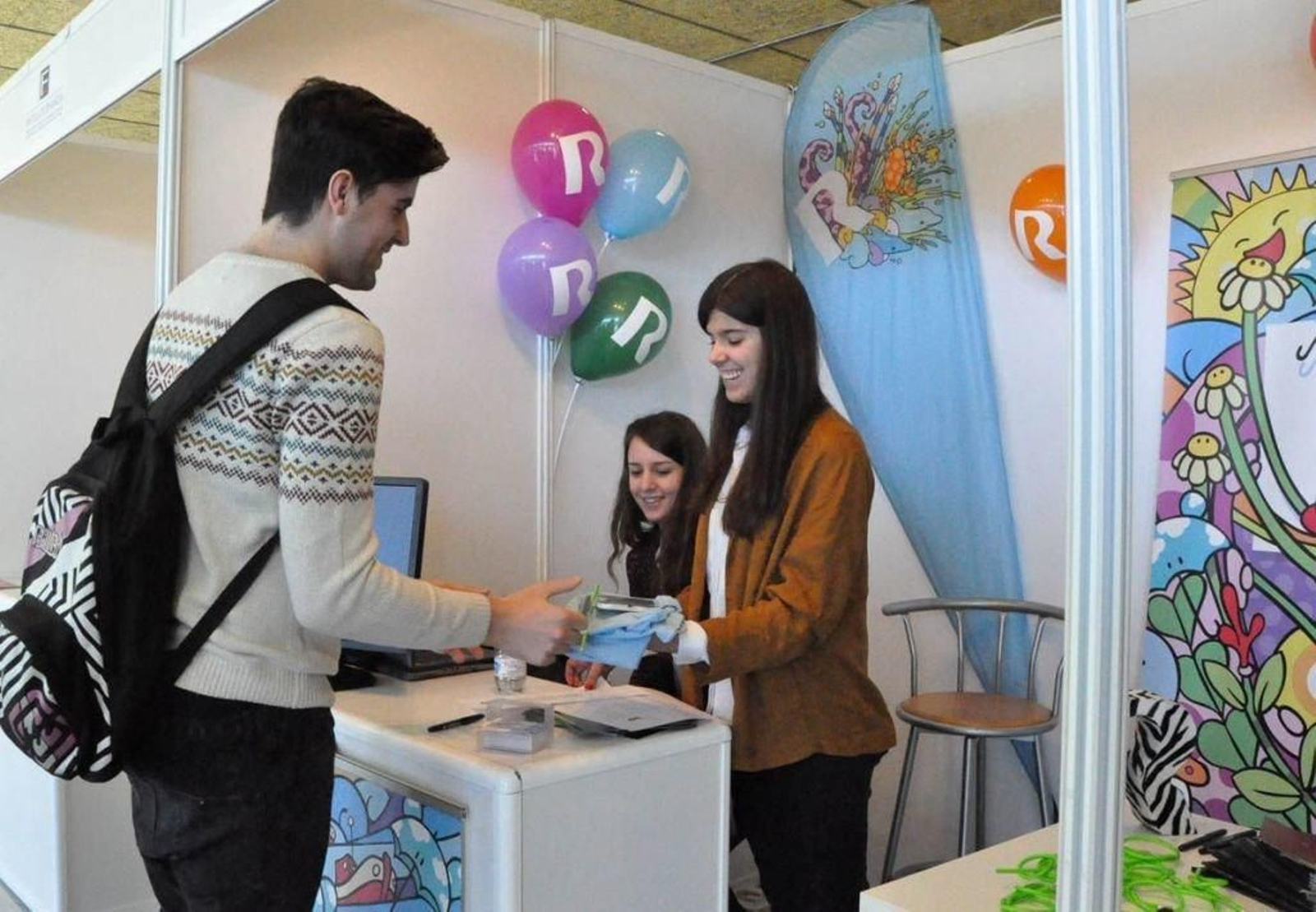Los alumnos se encuentran con las empresas en el Foro.
