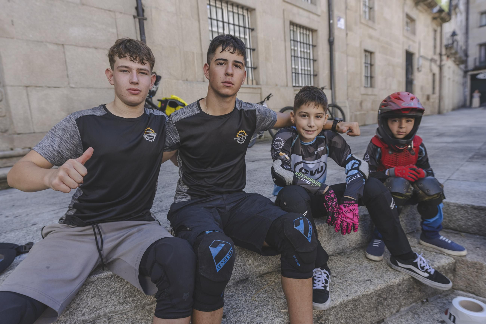 Los bikers, cuesta abajo, pero con frenos por el Casco Vello de Ourense