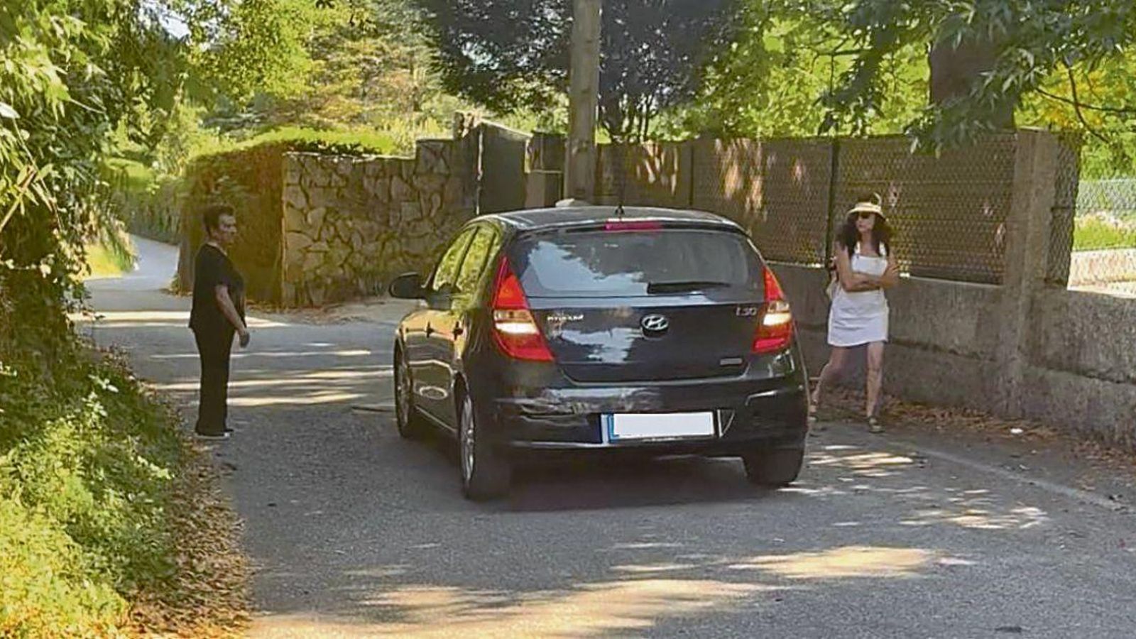 Una vecina advierte a un vehículo que no puede aparcar en esta vía.