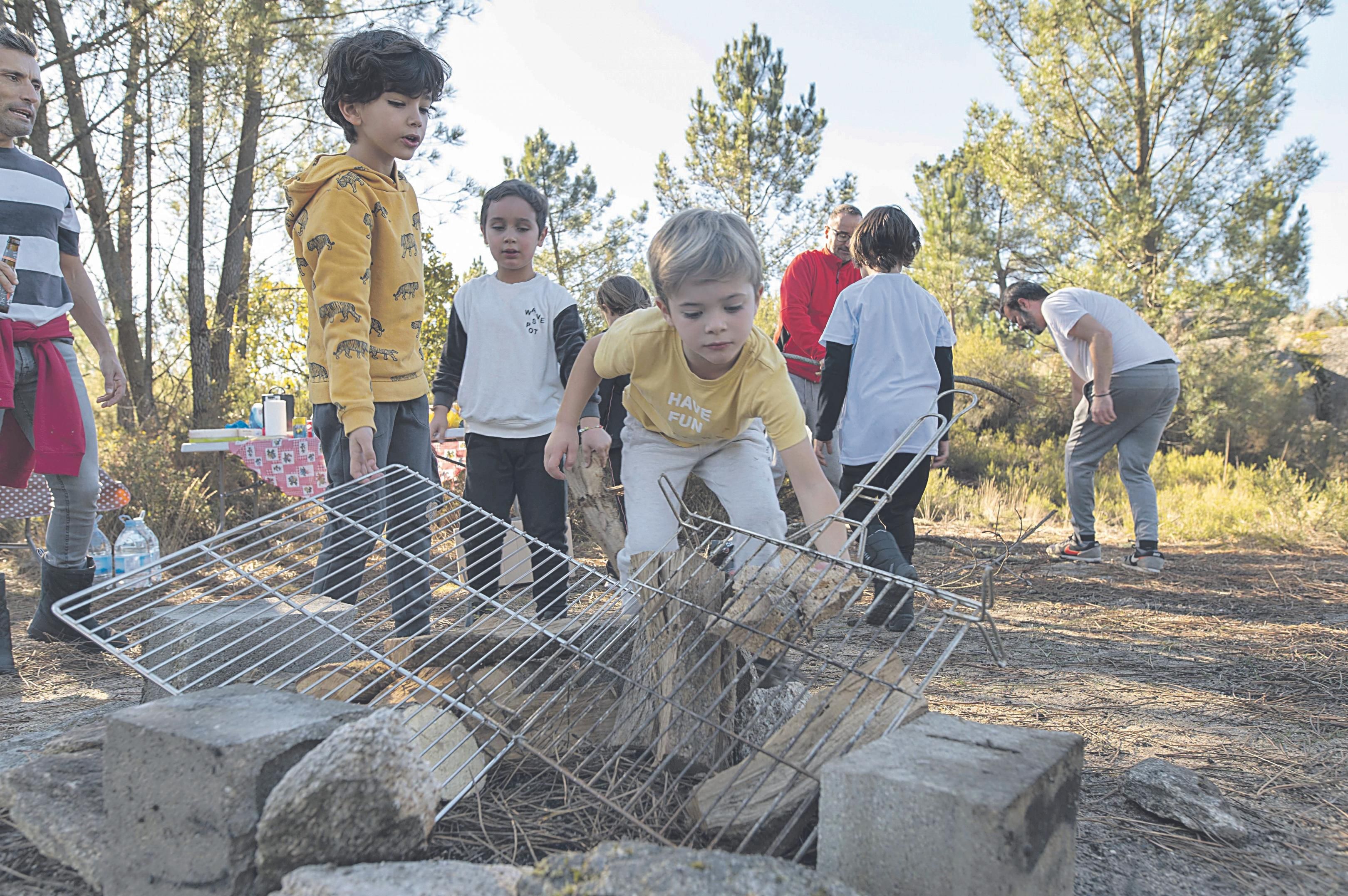 Los más pequeños también ayudan en lo que pueden.