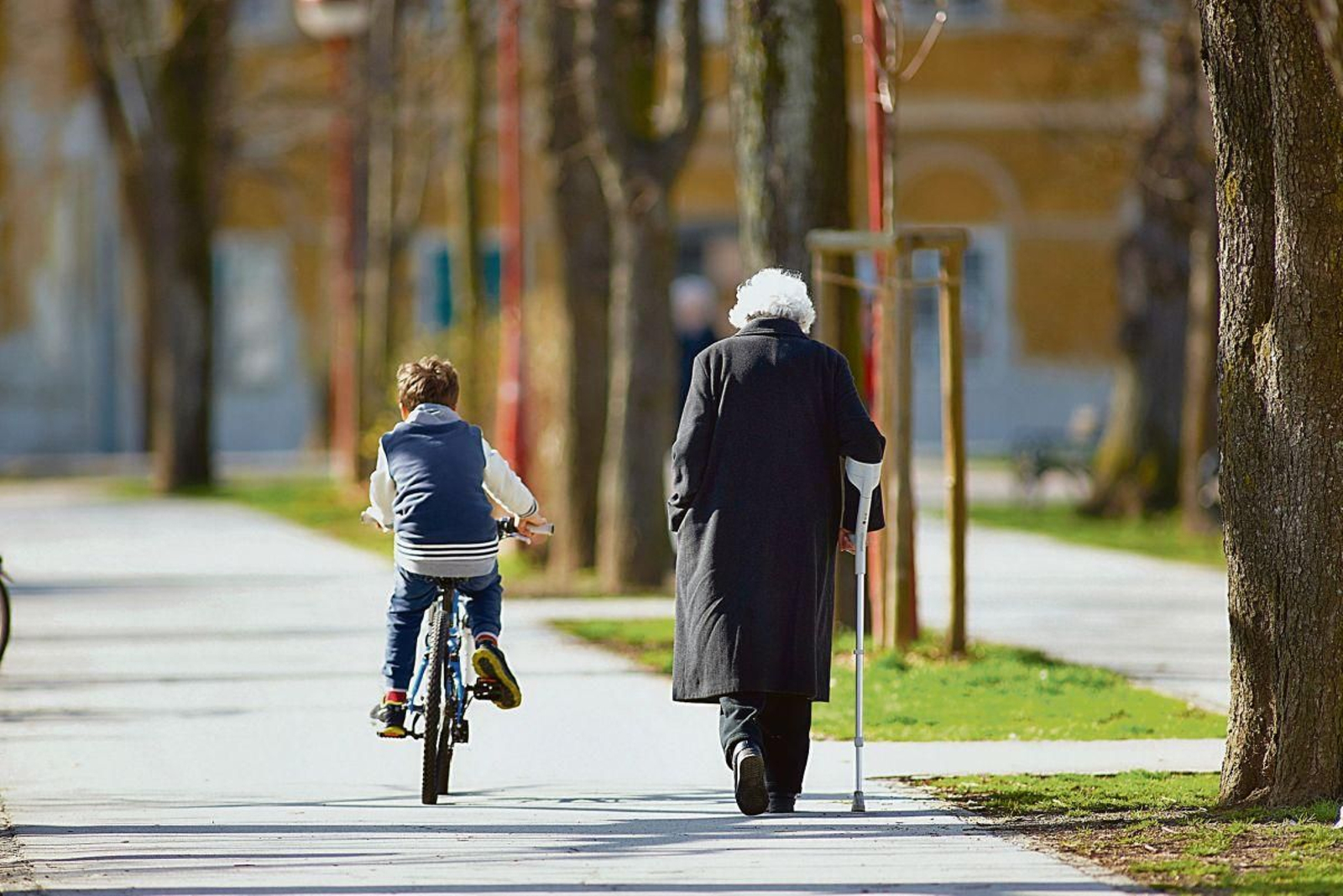 El edadismo es la discriminación por razón de edad, especialmente de las personas mayores.