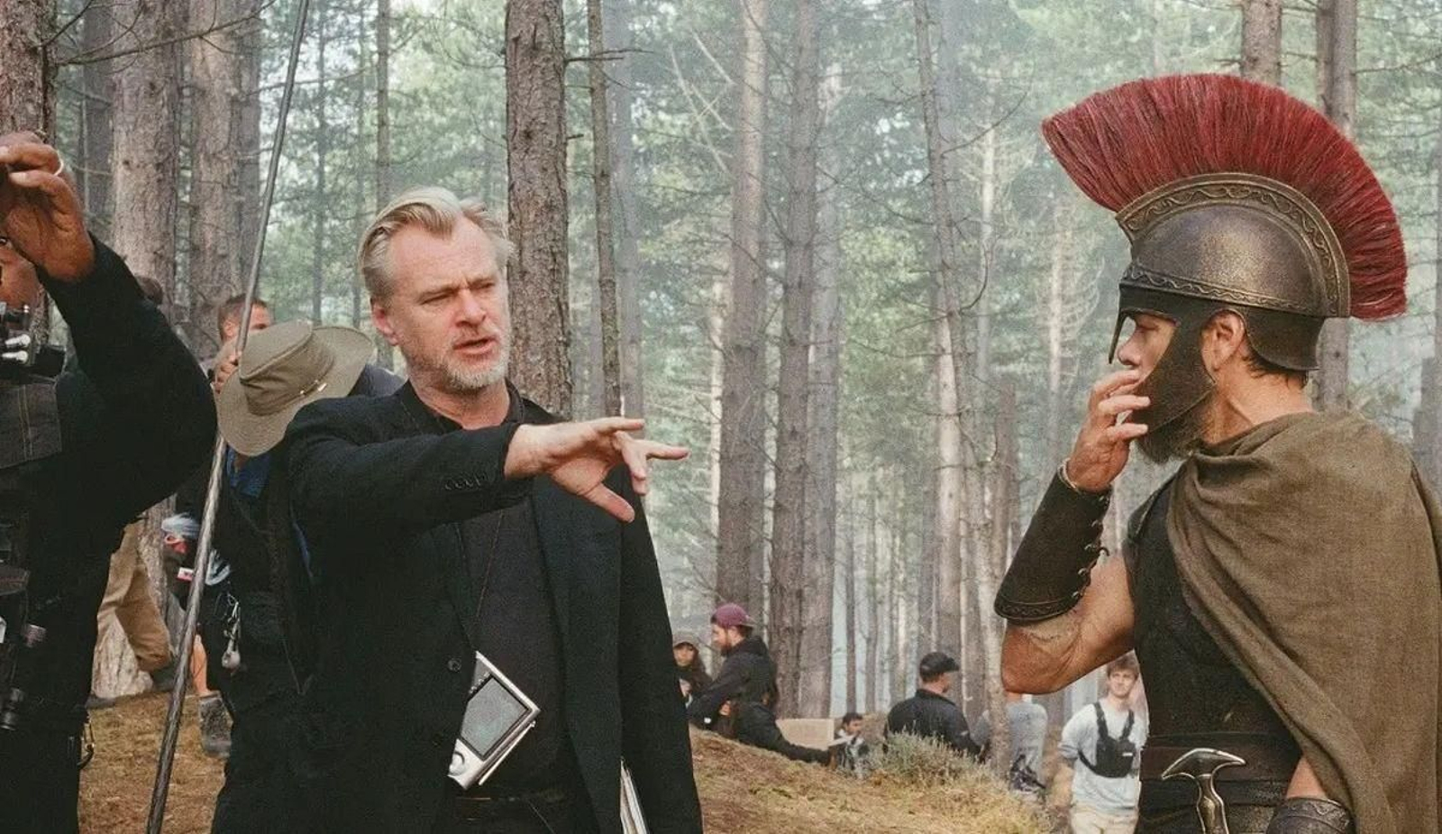 Christopher Nolan mientras realiza una indicación a Matt Damon