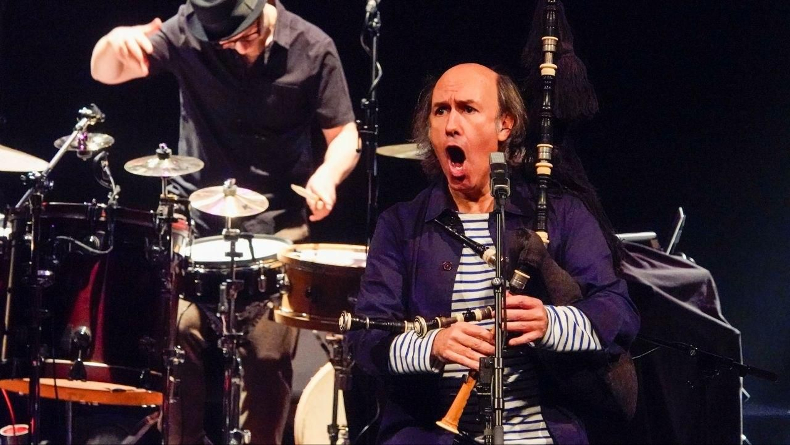 Carlos Núñez, en plena acción en el García Barbón.