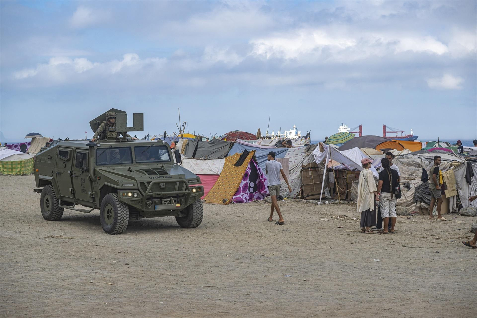 Militares patrullan el asentamiento de migrantes en la playa El Trampolín, en una imagen de archivo.