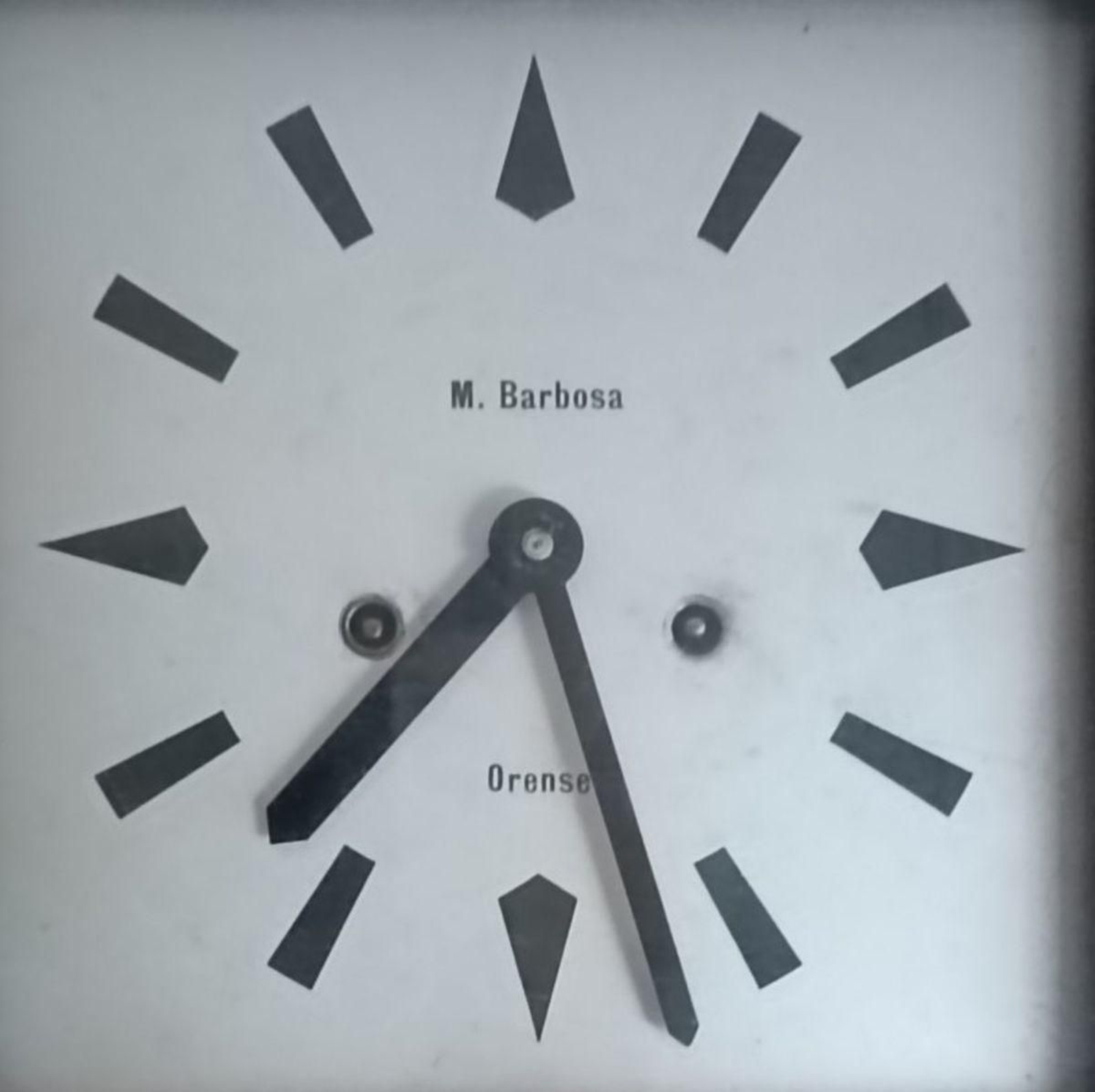 Reloj del portugués Barbosa con hermosos números de aire “decó”.