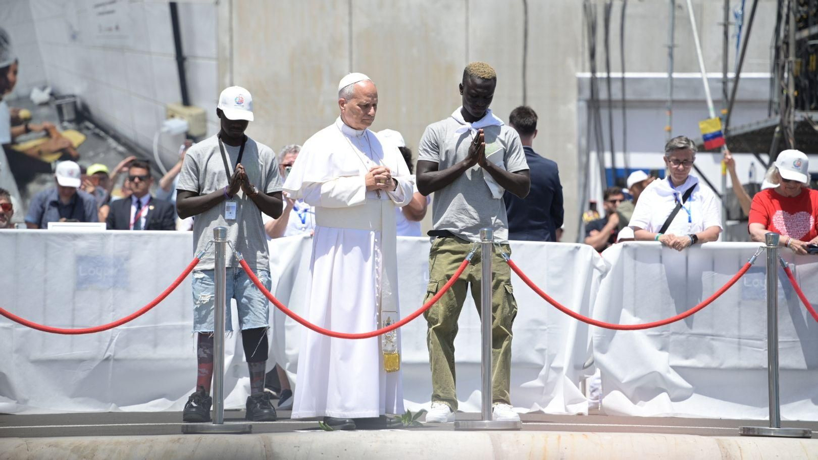 El Papa León XIV hace una ofrenda floral por las víctimas del mar durante un encuentro con las realidades de acogida a los migrantes, en el puerto de Arguineguín