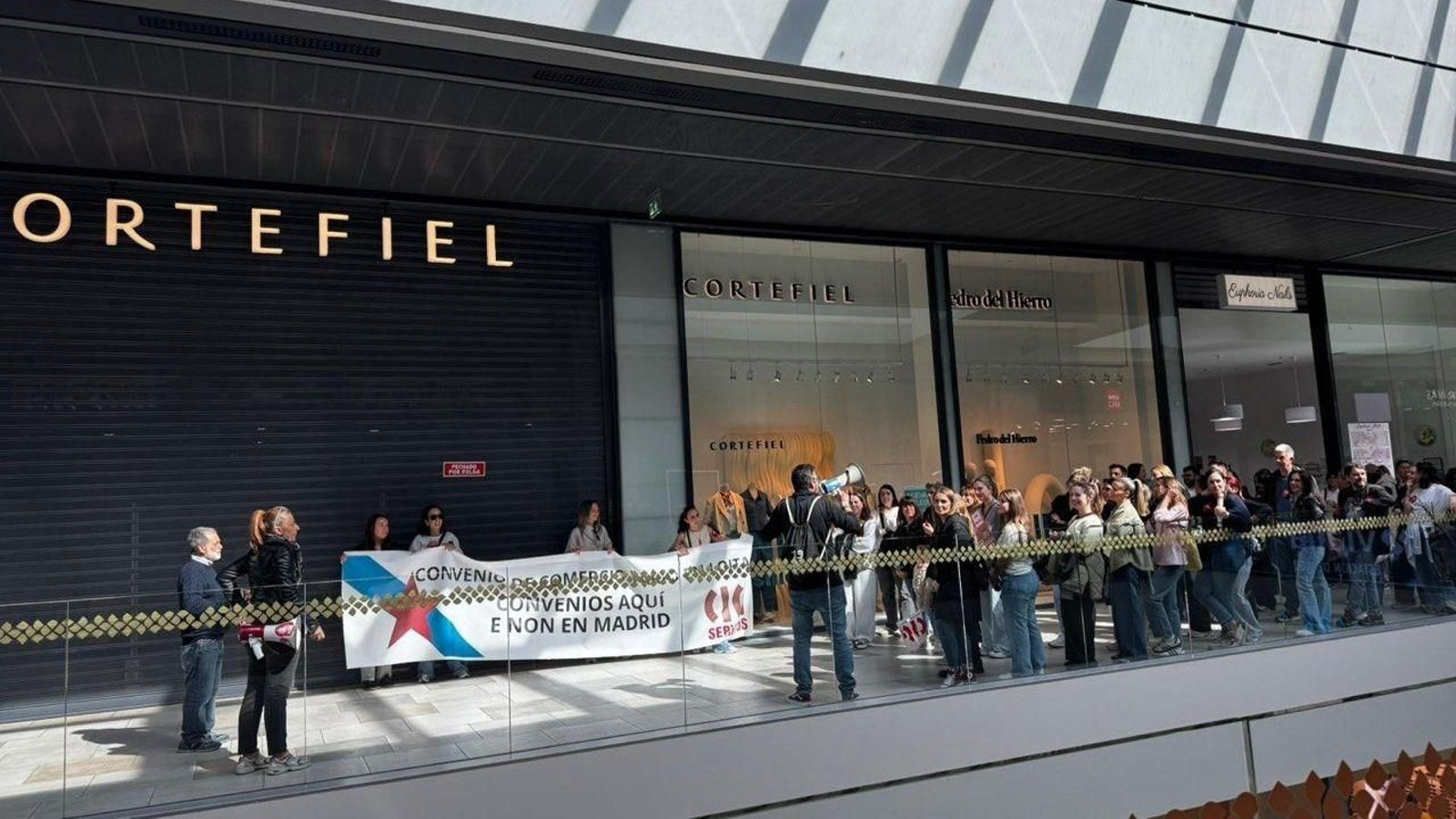 Manifestantes dentro de CC Vialia con tiendas cerradas.