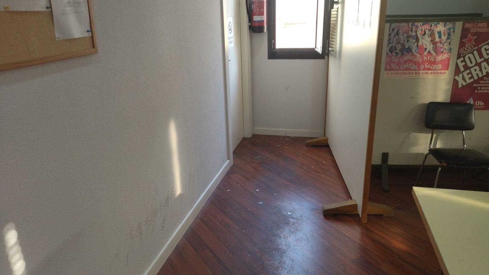 Ventana rota por la que habrían accedido.