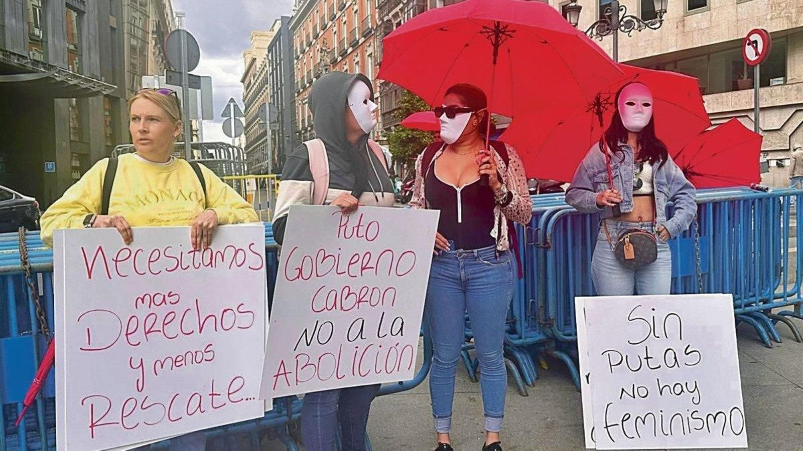 Trabajadoras sexuales rechazan frente al Congreso la ley contra el proxenetismo.
