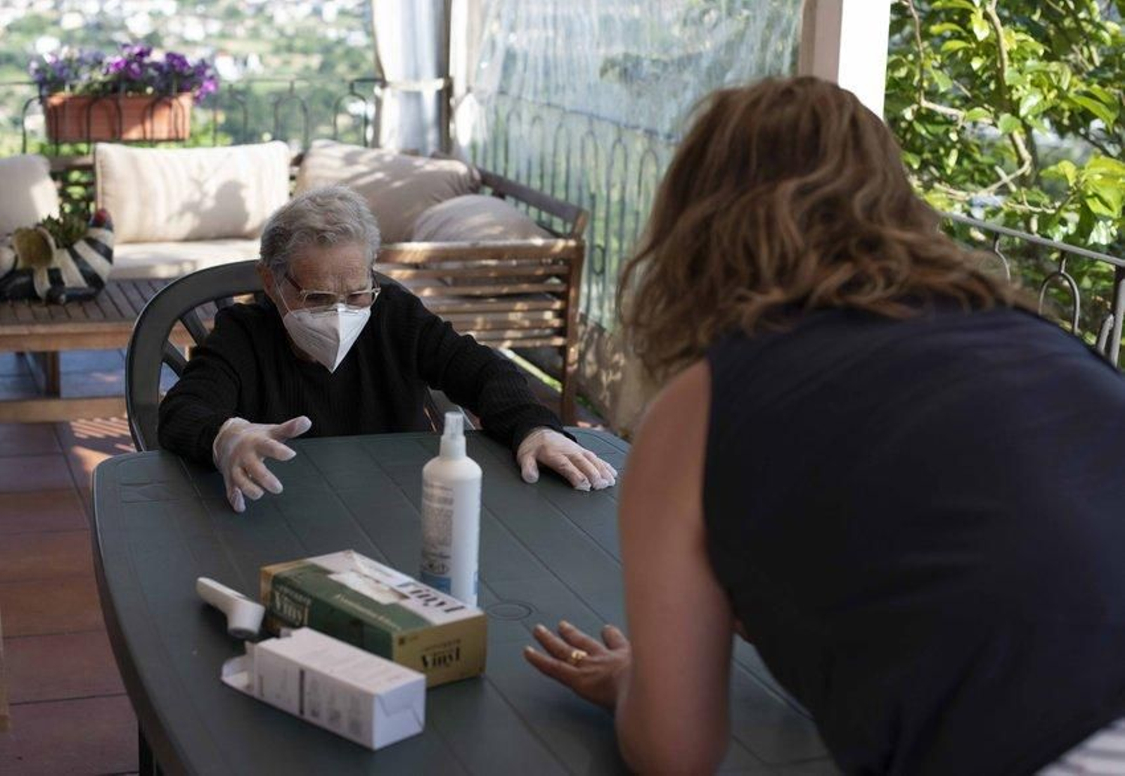 Encuentro de una madre y su hija en la vivienda comunitaria de la tercera edad " Edades" en O Viso durante la pandemia (archivo)
Foto: Xesús Fariñas