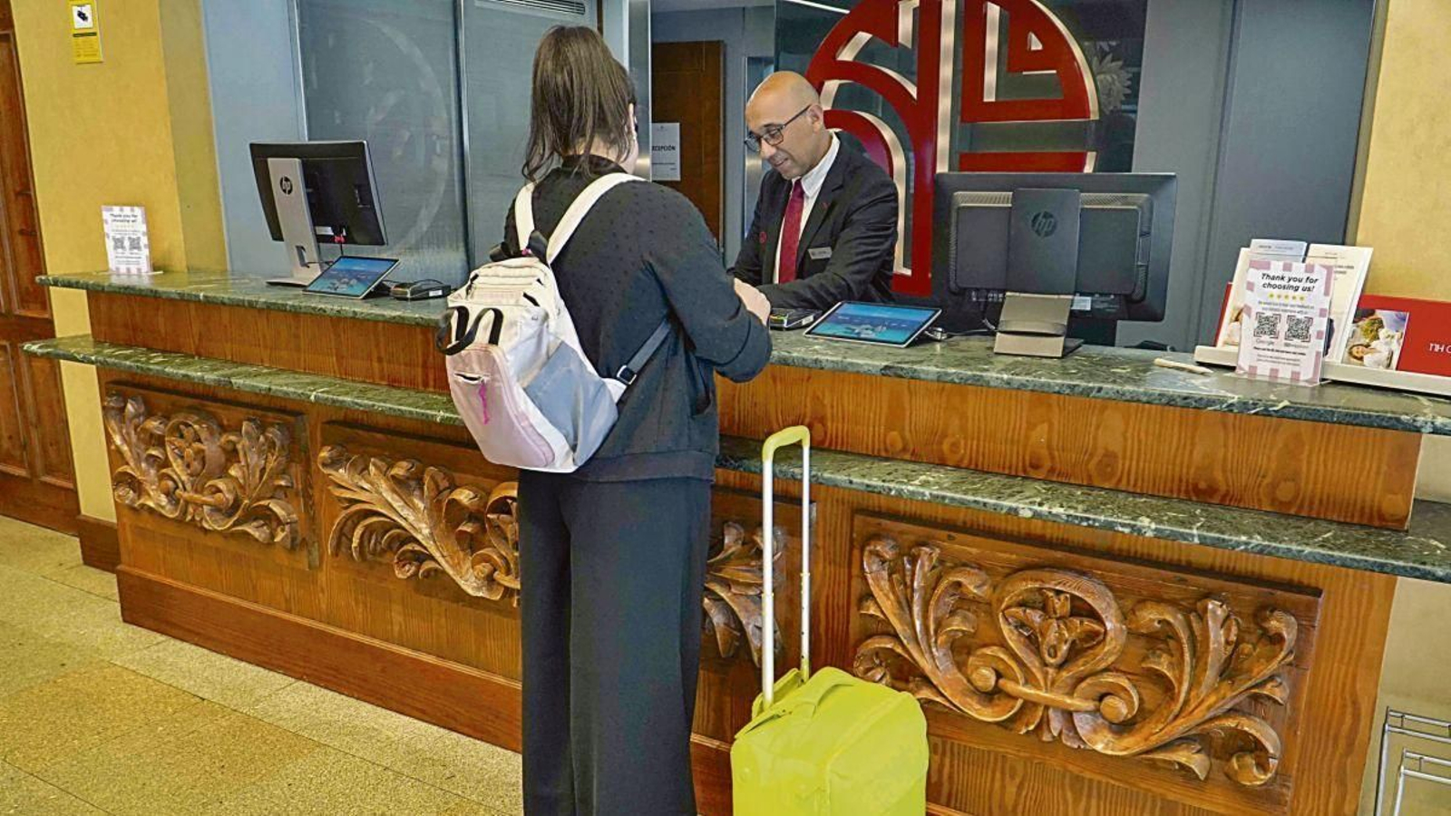 Una clienta realiza el check in ayer en el hotel NH Collection de Vigo.