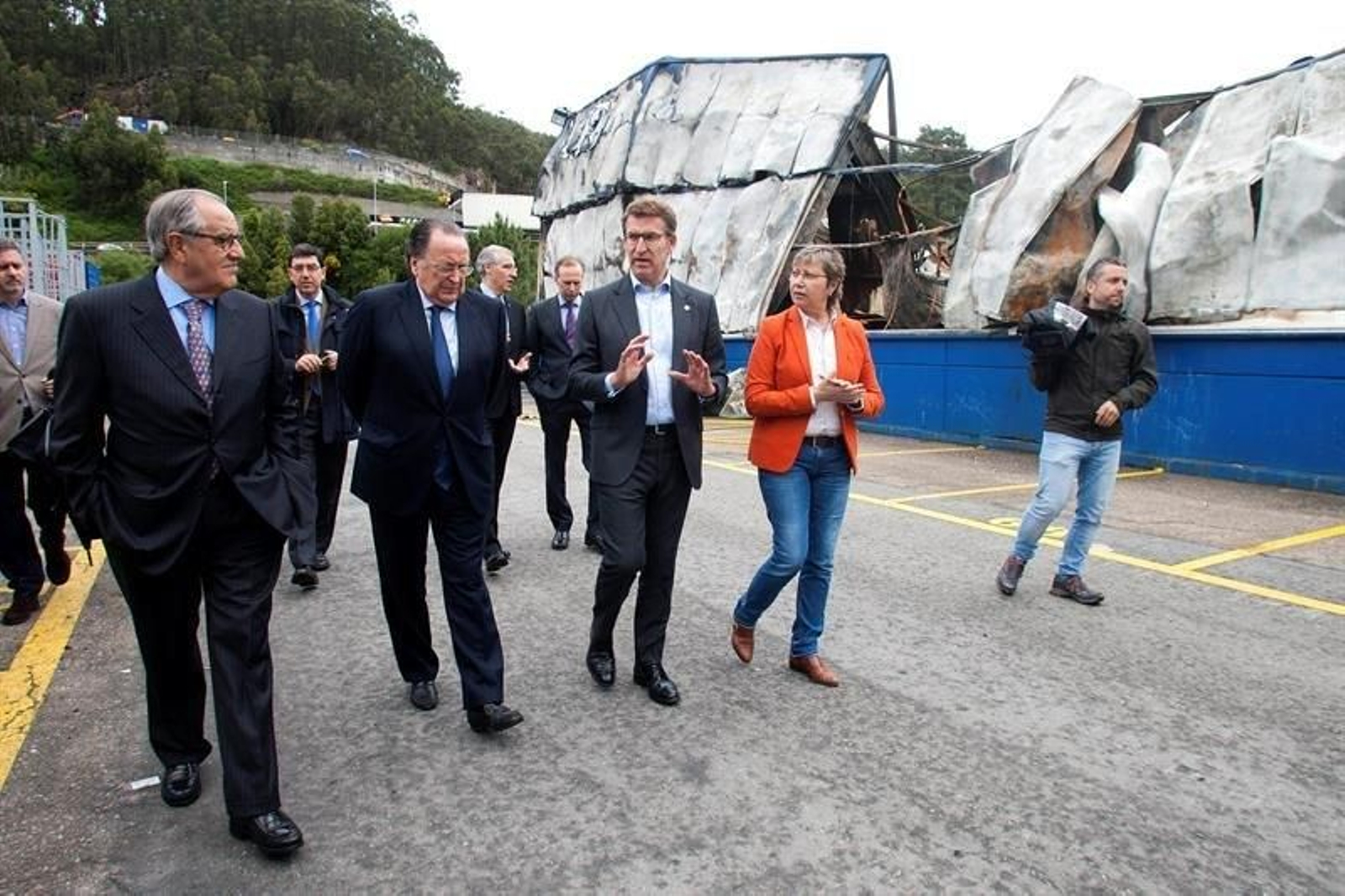 El presidente de la Xunta, Alberto Núñez Feijoo (c), con el presidente de Fandicosta, Ángel Martínez Varela (2i), y la conselleira de pesca Rosa Quintana (d), en su visita a la factoría