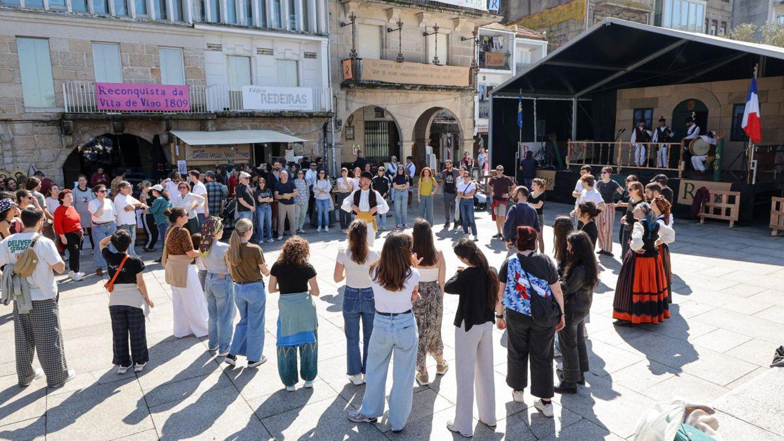 Clase ayer de baile tradicional en la Praza de O Berbés a cargo de André Adrio