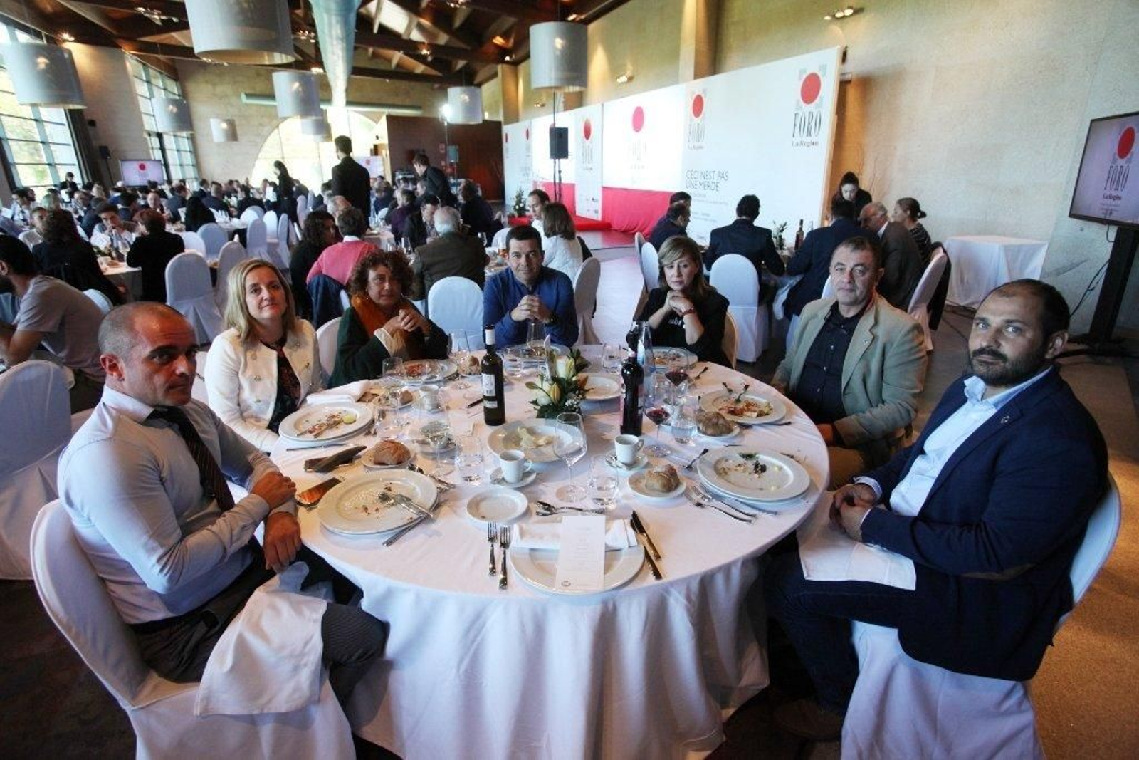Óscar González, jefe de Ventas de La Región; Marga Luaña, secretaria de Dirección de La Región; Susana Díaz, gerente del Colegio de Economistas; José Manuel Regueiro, director del grupo Raíz; Maite Tamargo, comercial de La Región; José Paz, vicepresidente del Colegio de Ingenieros Técnicos Agrícolas; Manolo Rojo López, presidente del Colegio de Ingenieros Técnicos Agrícolas.