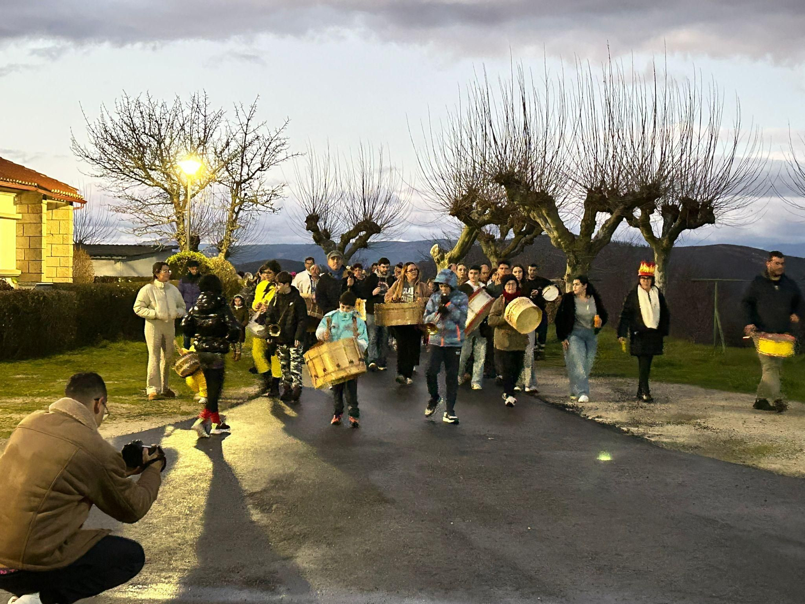 Galería | En Manzaneda, a ronda dos gusanitos é o día para os cativos