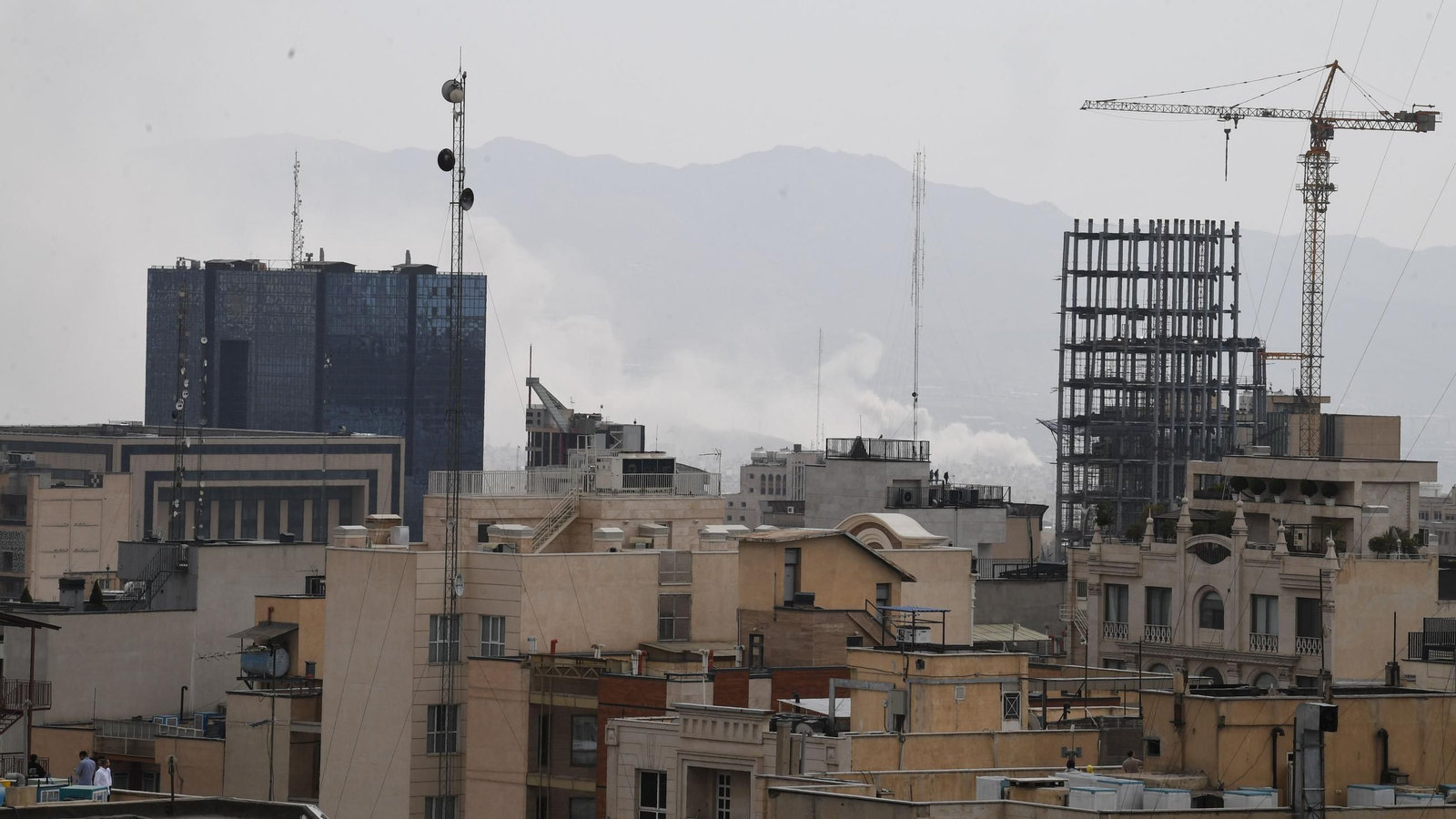 Esta fotografía, tomada el 28 de febrero de 2026, muestra un humo denso elevándose en el centro de Teherán, Irán.