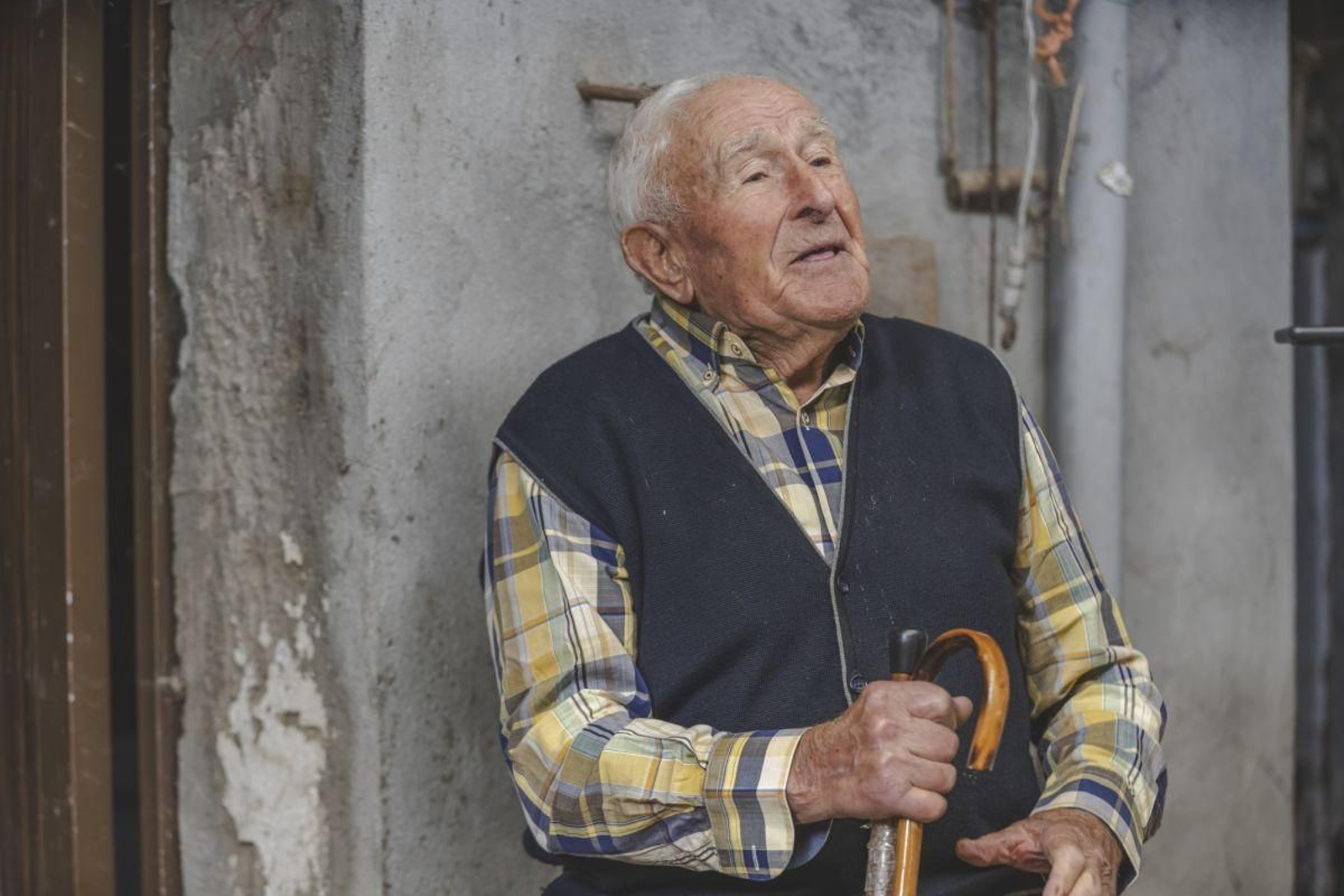 Eustaquio Pérez, junto a su casa en Beade (Quintela de Leirado).