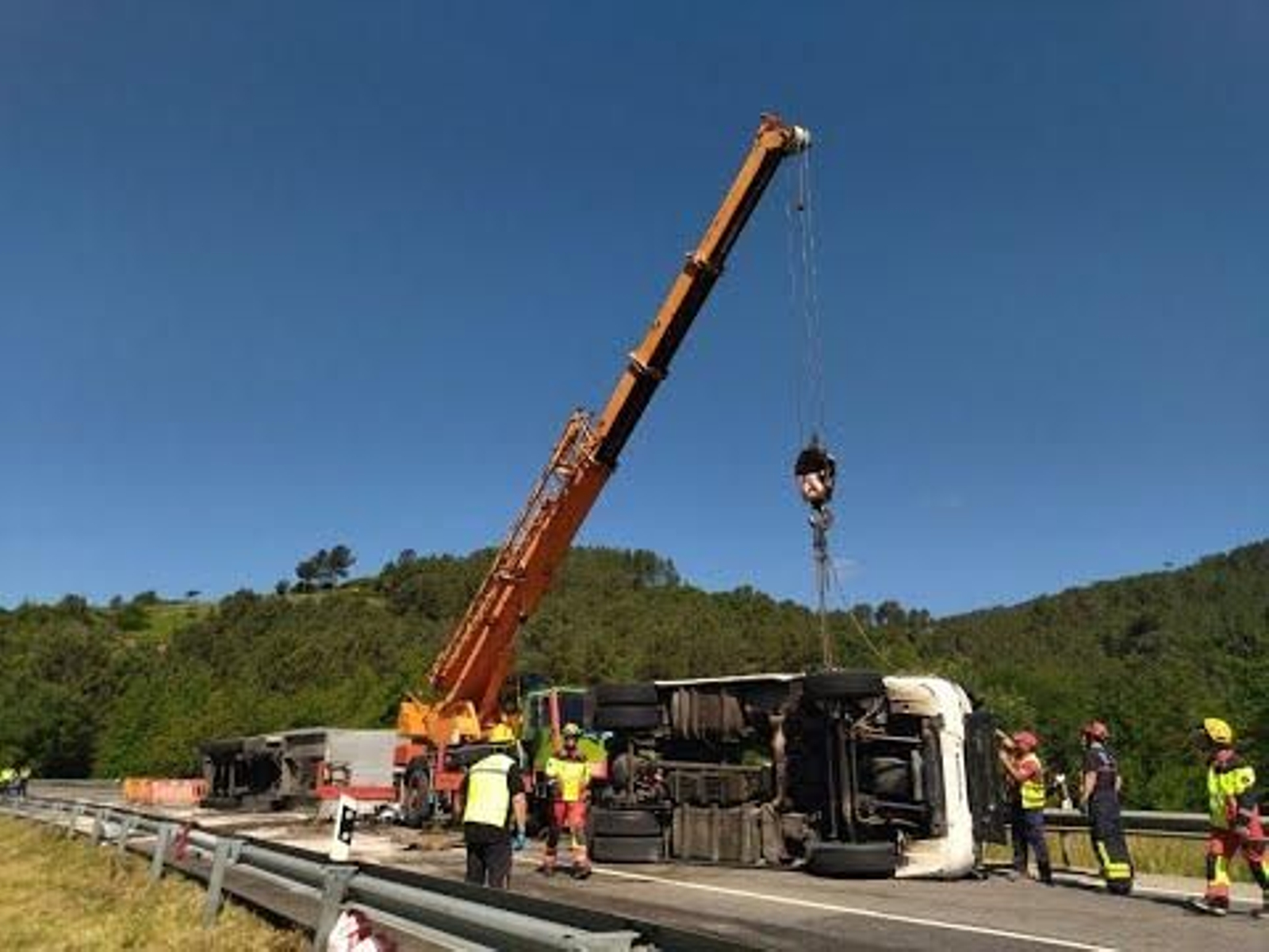 Un muerto y tres heridos tras volcar un camión en la N-120