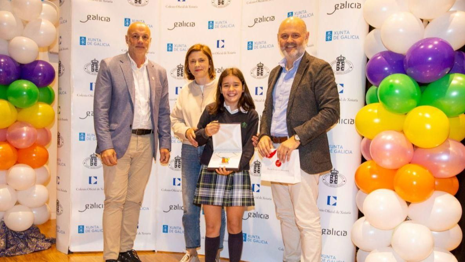 Carlota Lorenzo, toda una promesa en diseño de joyas, recogió el premio arropada por sus padres.