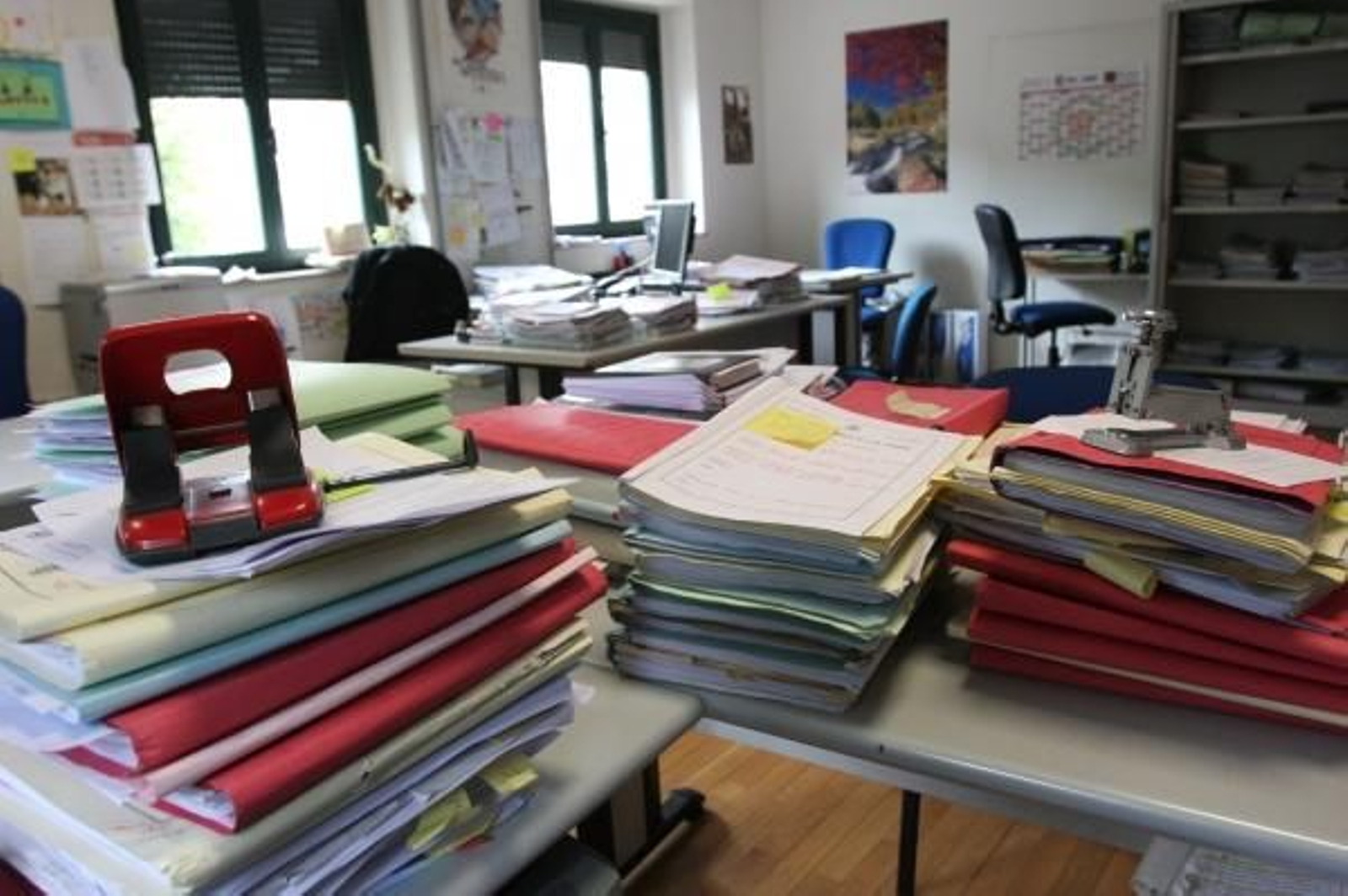 Asuntos amontonados en unas mesas del Juzgado de Primera Instancia número 4. (Foto: Miguel Ángel)