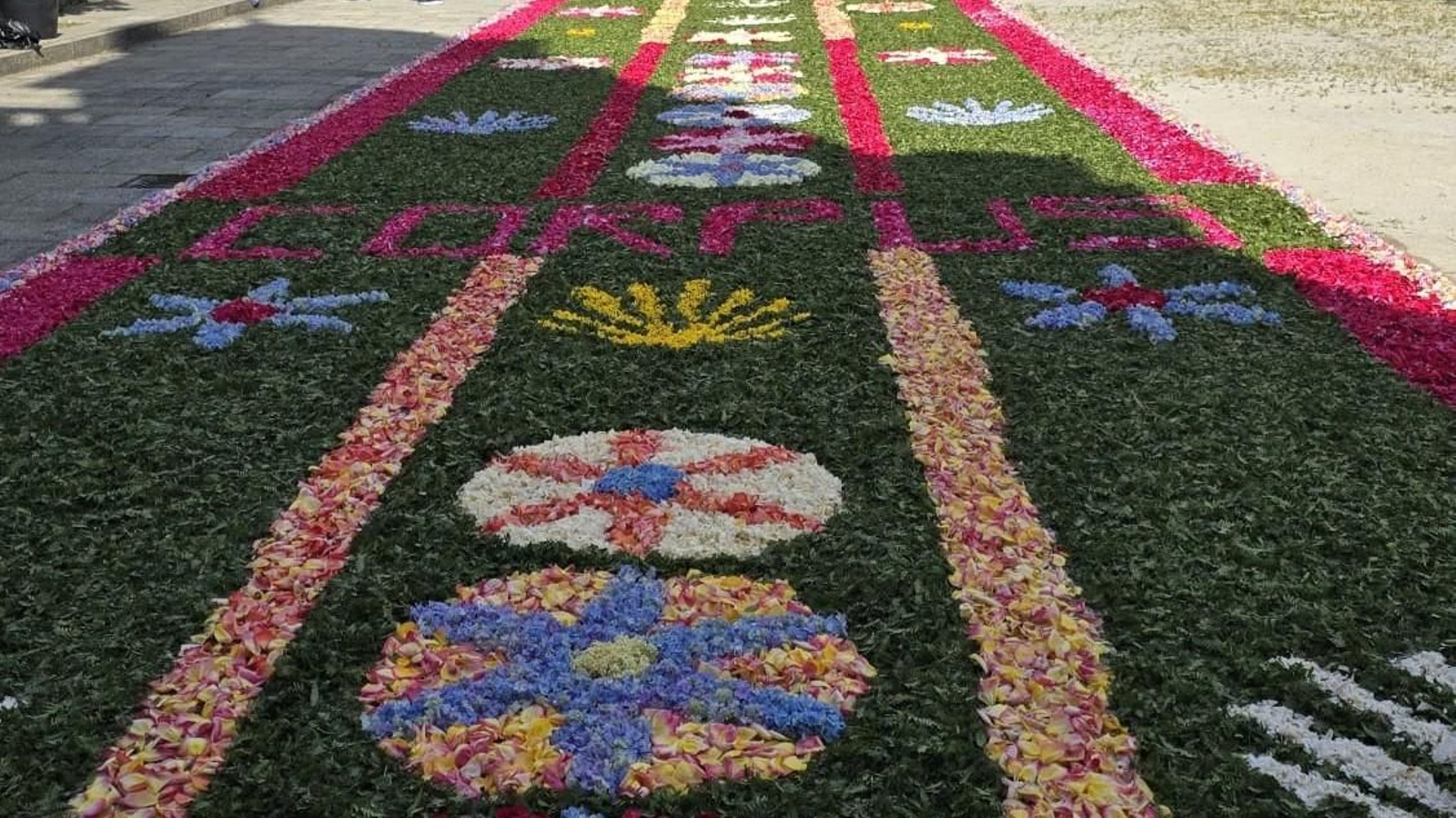 Galería | Castro Caldelas se engalana con alfombras de flores para el Corpus Christi